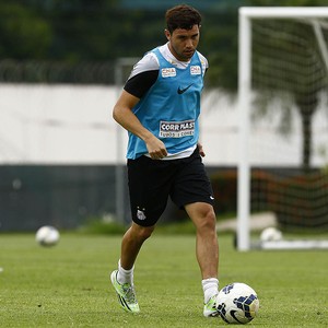 Mena já negocia contrato com o Cruzeiro para este ano (Foto: Ricardo Saibun / Divulgação Santos FC) Mena já negocia contrato com o Cruzeiro para este ano (Foto: Ricardo Saibun / Divulgação Santos FC)