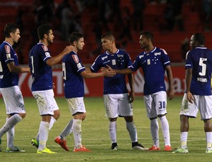 Jogadores do Cruzeiro na partida contra o Universitário Sucre, na BolÃvia (Foto: EFE) Jogadores do Cruzeiro na partida contra o Universitário Sucre, na BolÃvia (Foto: EFE)