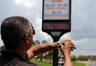 O principal objetivo da medida é reduzir o consumo de energia no horário de pico, registrado a partir das 18h, aproveitando melhor a luminosidade natural (Imagem Ilustrativa) O principal objetivo da medida é reduzir o consumo de energia no horário de pico, registrado a partir das 18h, aproveitando melhor a luminosidade natural (Imagem Ilustrativa)