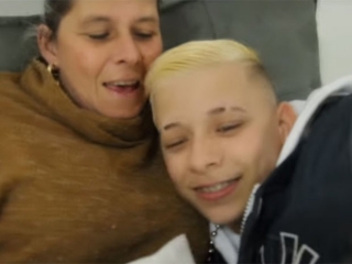 MC Pedrinho abraça a mãe no clipe da música MC Pedrinho abraça a mãe no clipe da música