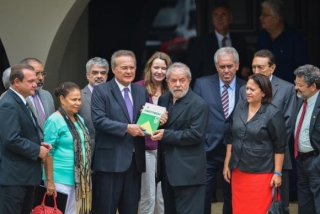 O ex-presidente Luiz Inácio Lula da Silva durante encontro na residência oficial do presidente do Senado, Renan Calheiros (PMDB-AL), com a presença de senadores de vários partidos da base aliada do governo (Foto: José Cruz/Agência Brasil) O ex-presidente Luiz Inácio Lula da Silva durante encontro na residência oficial do presidente do Senado, Renan Calheiros (PMDB-AL), com a presença de senadores de vários partidos da base aliada do governo (Foto: José Cruz/Agência Brasil)