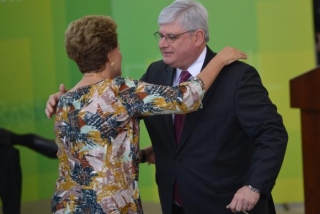 A presidenta Dilma Rousseff reconduz o procurador-geral da República, Rodrigo Janot, ao cargo (Foto: José Cruz/Agência Brasil) A presidenta Dilma Rousseff reconduz o procurador-geral da República, Rodrigo Janot, ao cargo (Foto: José Cruz/Agência Brasil)