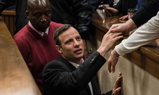 Oscar Pistorius Ã© condenado a 6 anos de prisÃ£o por matar a ex-namorada (Foto: AFP/POOL/Marco Longari)