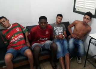 Criminosos foram reconhecidos pelas roupas usadas (Foto: DivulgaÃ§Ã£o)