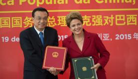 A presidenta Dilma Rousseff e o primeiro-ministro da China, Li Keqiang, durante cerimônia de assinatura de acordos (Foto: Marcelo Camargo/Agência Brasil) A presidenta Dilma Rousseff e o primeiro-ministro da China, Li Keqiang, durante cerimônia de assinatura de acordos (Foto: Marcelo Camargo/Agência Brasil)