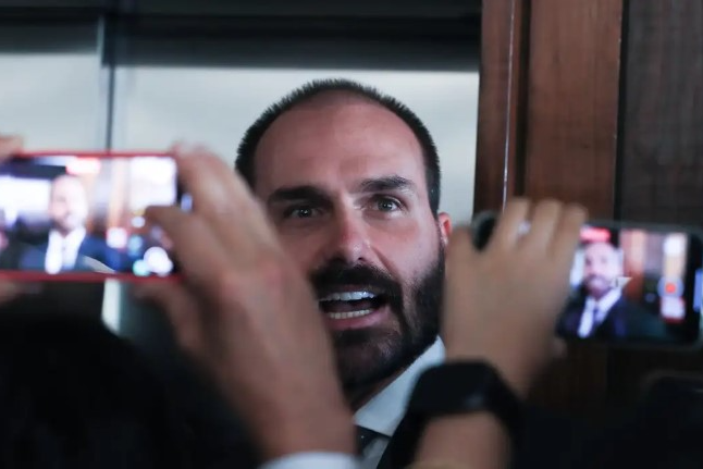 Eduardo Bolsonaro diz que não vai renunciar e tenta manter mandato por mais três meses