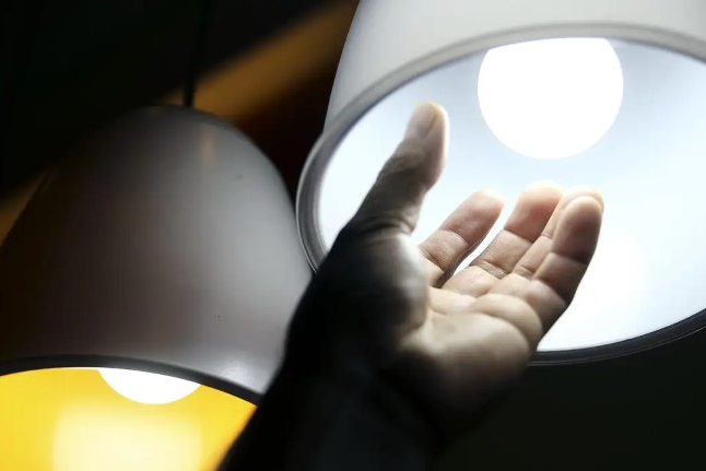 Conta de luz ficará mais cara em agosto com bandeira vermelha patamar 2