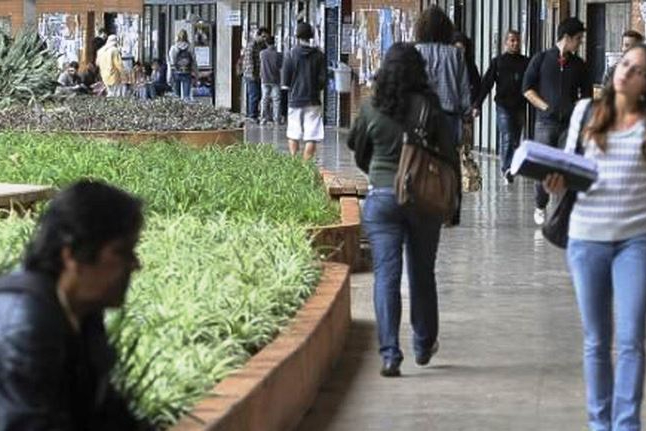 Estudantes começam a receber primeira parcela do Programa Pé-de-Meia