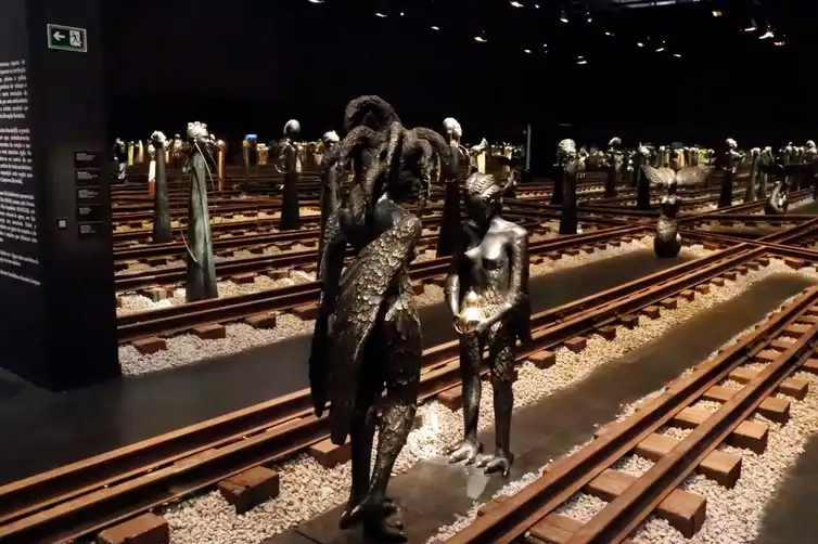 Balangandãs e ancestralidade: Nádia Taquary apresenta “Ònà Irin: caminho de ferro” no Sesc Belenzinho