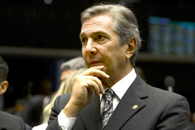 Fernando Collor deixa presídio e cumprirá pena em casa com tornozeleira