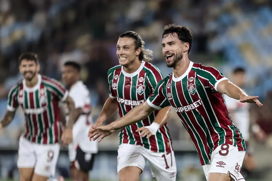 Fluminense goleia São Paulo e garante vaga na Libertadores