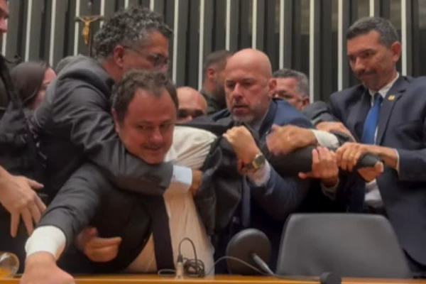 Câmara retoma sessão após retirada à força de Glauber Braga