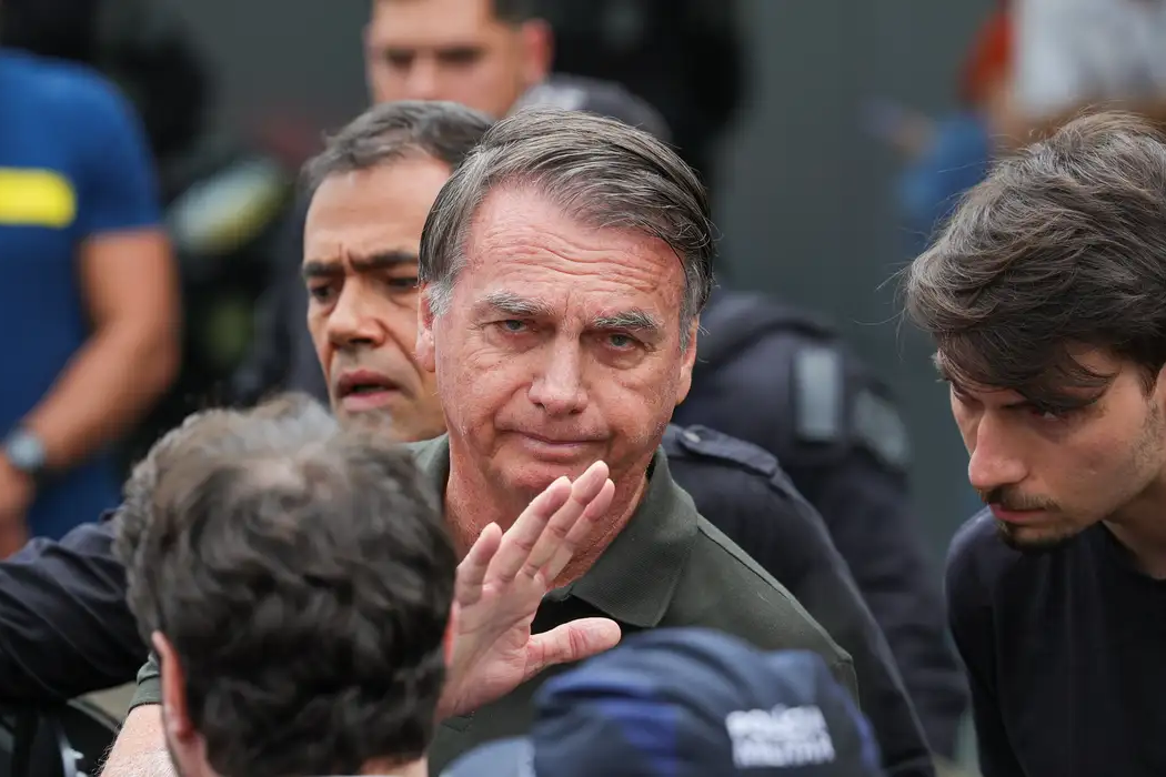 Moraes mantém prisão domiciliar de Bolsonaro e cita risco de fuga