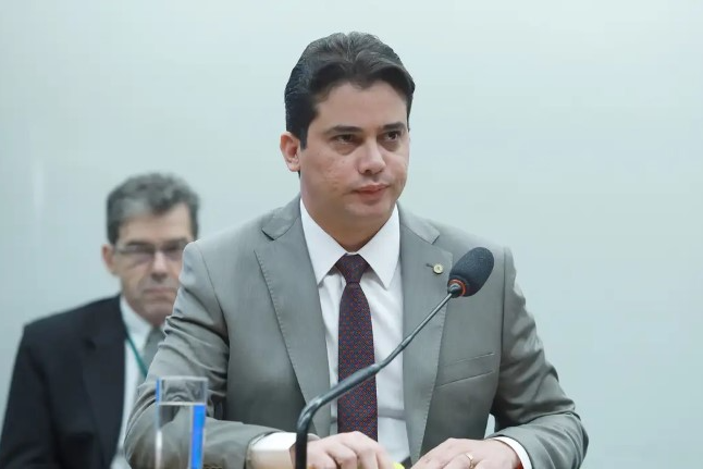 PF faz busca e apreensão na Câmara e mira deputado do PSB por desvio de emendas no Ceará