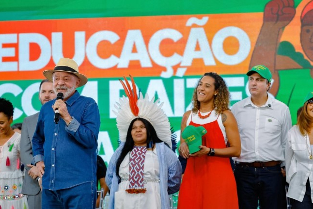 Lula critica postura de Trump e diz que Brasil está pronto para negociar tarifas