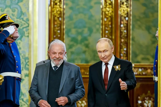 Lula atende ligação de Putin e reafirma papel diplomático do Brasil na crise da Ucrânia