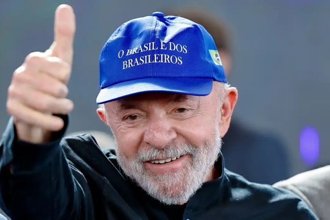 Lula diz que Brasil não baixará a cabeça diante de tarifas de Trump