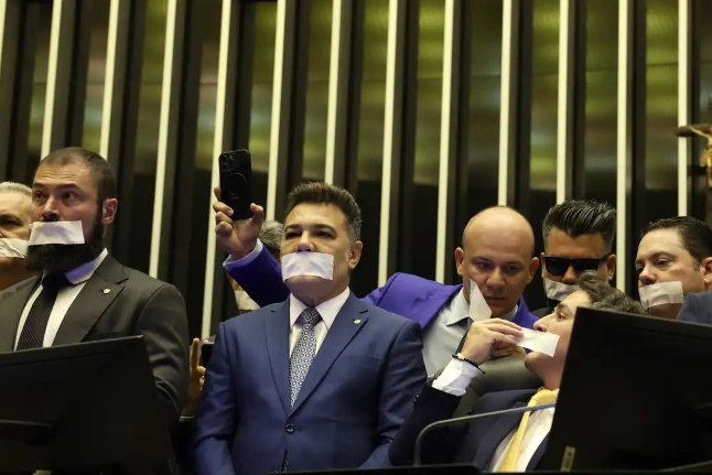 Oposição pernoita nos plenários do Congresso e paralisa votações