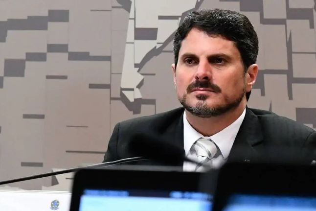 Moraes autoriza Do Val a ultrapassar recolhimento noturno para sessões no Senado