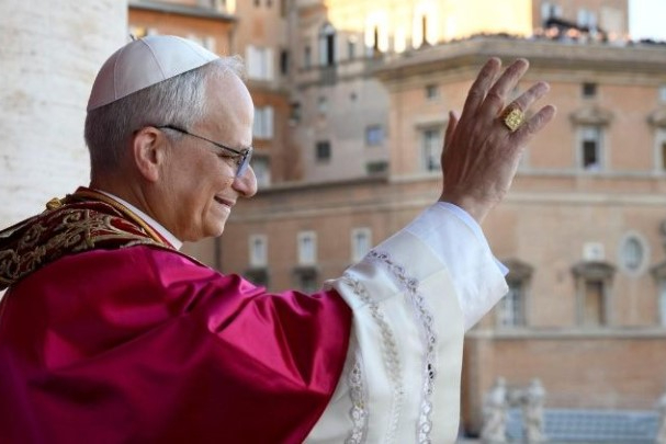 Papa Leão XIV pede paz e homenageia antecessor em primeiro discurso público