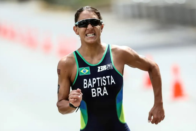 Triatleta Luisa Baptista dá primeiros passos após sofrer atropelamento